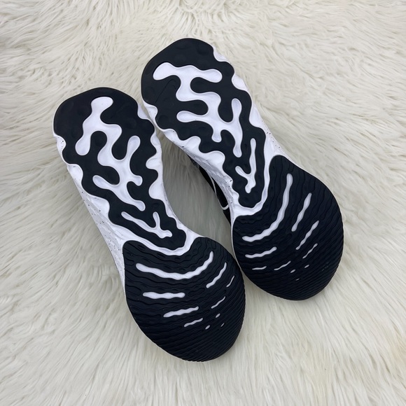 Men's Nike React Infinity Run Flyknit 3 Black and White Sneakers - Picture 6 of 7